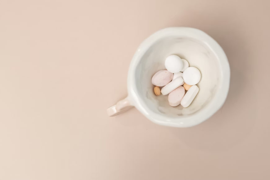 Integratori vitaminici e capsule per la salute quotidiana